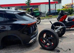 走行中にタイヤ外れた中国チェリー車…輸出に力入れる中国車の品質に警告灯