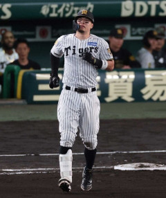阪神　途中交代の佐藤輝明「明日しっかり出られるように」左膝に自打球…足を引きずらずクラブハウスへ