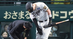 阪神・佐藤輝明の途中交代を藤川監督が説明、自打球の影響は否定「元々あった症状」何らかのアクシデントか