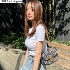 ◆画像◆「破壊力えぐ！！」“サッカー日本代表選手”のモデル妻、ミニTシャツ姿が「スタイルよすぎ」「二度見した」🤔