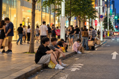中国SNSが 東京・銀座の「地べた族」に「また外国人のせい」「日本人の素養だって…」 ［10/14］
