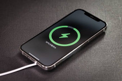 【悲報】調布市、充電中のモバイルバッテリーを放置して離席した結果・・・