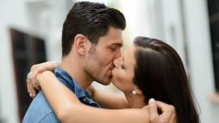 【悲報】全ての女の生おっ◯いを揉める権利vs全ての女とキス出来る権利
