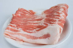 俺は安い肉でも簡単な調理で満足し、野菜も袋入りでいい。なのになぜ家の調味料消費は異常に多いんだ…