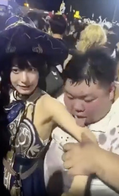 【動画】中国の美人コスプレイヤーさん、コスプレ会場で妖怪あかなめにベロベロ舐められてしまう・・・