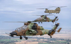 スロバキアへ展開しているスペイン陸軍のヘリ部隊が飛行演習を実施！