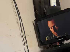 【閲覧注意】 テレビを見ていたら何か視線を感じる。誰かに見られてる！？ → おりました…