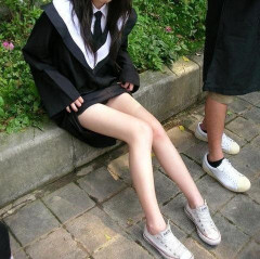 【画像】こういう太くない太ももの女のコってどうなん？