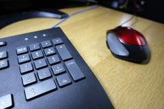 家事をこなしながらオンラインゲームをしていたら、ゲーム内に女性がいるだけで文句を言われる。「女性が来たから辞めます」とは言えない。