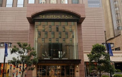 【悲報】帝国ホテルプラザで開催した現代アート展、ド直球で幼女の全裸・乳・局部絵を展示して「児童ポルノ」だと批判殺到