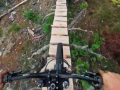急斜面に作られた細い板の道をマウンテンバイクで駆け下りる、乗り手目線の映像「一生残るケガをしてまでやることじゃない」【海外の反応】