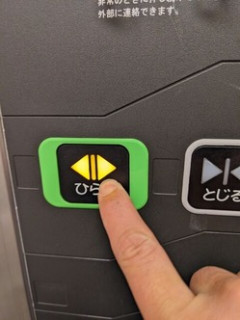 エレベーターで下る階なのに開ボタンを押して後ろの人を優先するのは無意味だと気づいてほしい。