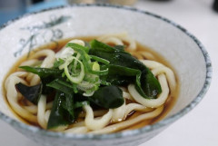 うどん(戦闘力800)「蕎麦に勝つには合体するしかねぇ！」ワカメ(戦闘力30)「くそ！早くしろー！」