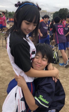 【画像】男子高校生さん、JKお●ぱいを顔に押し付けられご満悦ｗ