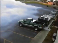 人が次々と車で走り去った駐車場を白い雲がのみ込む、2007年の無水アンモニア漏れと説明された映像「サイレントヒルってここにあったのか」【海外の反応】