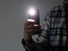 田舎すぎて外歩くときにスマホのライトオンにしてるけど質問ある？