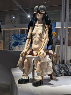 帝国ホテルで開催された現代アート展、あまりにも凄まじい展示内容に批判が殺到するも主催の反応が斜め上すぎて……