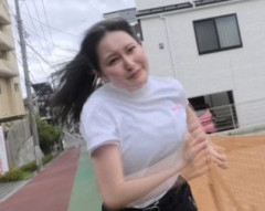 【画像】ミセスの彼女、テレビでデカすぎる膨らみを揺らしまくる