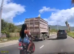 【動画】二人乗りのすり抜けバイクがトラックの目の前で転倒する事故(((ﾟДﾟ)))
