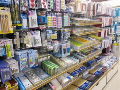 ワイシャツを着て会社の文具を買いに行くと、店員とよく間違えられる…