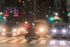 タクシー運転手「いつからだろう。信号待ちでヘッドライトを消さないバカが増えたのは…。」