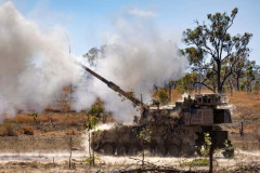オーストラリア陸軍第4王立砲兵連隊が韓国製の155mm装軌式自走榴弾砲AS9で砲撃訓練を実施！