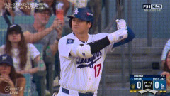 【NL優勝決定シリーズ4回戦】1番に戻った大谷翔平、第一打席はヘルメットが脱げ落ちる空振り三振