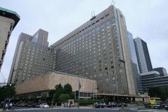 【悲報】お前ら「これはアウトだろ…」帝国ホテルの女児性暴力連想アート展示、ネットで大論争へ