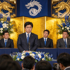 中日ドラゴンズ・工藤公康監督の就任会見で、立浪和義・井上一樹ら歴代監督も迎えられた〈ド派手な金屏風の名古屋式〉に漂う不穏   #野球 |  まず、食事管理から始まります