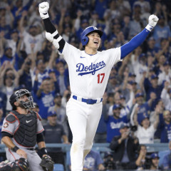 大谷翔平、値千金3ラン本塁打！ 両手挙げて大喜び 崖っぷちで待望のPS1号に本拠地大熱狂 116打席ぶりアーチ   #MLB |  俺はこうなる事は知ってたけど