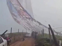 霧の空に弧を描く巨大な幕が、有刺鉄線の柵に引きずられて裂けていくブラジルの気球事故「得体の知れない怪獣みたい」【海外の反応】