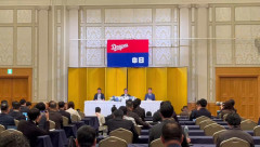 【悲報】中日ドラゴンズ新監督の就任会見、金屏風がド派手すぎるｗｗｗ
