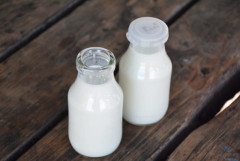 【悲報】昭和生まれさん、給食の牛乳を瓶で飲んでいた