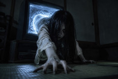貞子ってテレビの画面に地面に伏せたらどうなるの？