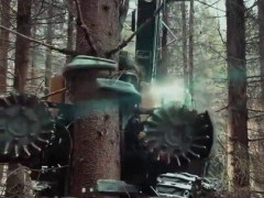 地面すれすれのカメラの前で、森の木を1本つかみ根元から切り倒して枝をまき散らす巨大マシン「なんて恐ろしい機械だ」【海外の反応】