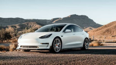 イーロン・マスク、テスラの新型「ロードスター」空中旋回を披露　動画あり