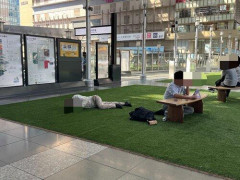【悲報】大阪駅前の例の広場、完全にじじいに占拠されておわる
