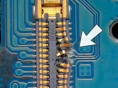 足がねじれた基板の極小コネクターを外し、はがれた接点を銅の帯で作り直す修理「大きさの比較に米粒を置いてくれ」【海外の反応】