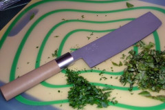 海外「うちで一番よく使ってる包丁だ！」野菜を切るのに特化した日本の菜切り包丁に対する海外の反応