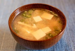 【愚痴】朝食の準備は私の仕事で、食器を全部用意して、後は盛り付けるだけなのに、今朝は息子の味噌汁の茶碗を忘れちゃって…それでさ…