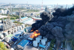 韓国･蔚山の化学工場「貯蔵タンク7基」に延焼する大火事。トルエンをドラム缶に移送していて出火 ［10/15］