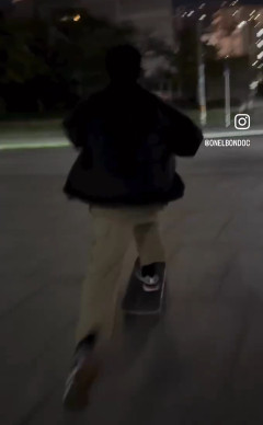 【動画】夜の車道にスケボー男が飛び出しタクシーと衝突…ネット怒り爆発「運転手かわいそう」