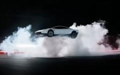【朗報】テスラの新型「Roadster」、ガチで凄い。空も飛べる機能搭載