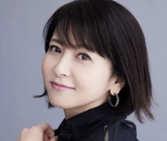 【画像】森高千里(55)さん、ミニスカ姿がさすがにキツい