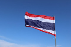 タイ王妃、自ら航空機を操縦し来日