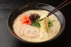 一蘭で“11歳のわが子”に「お子様ラーメンはタダだから」と食べさせる夫…食べ足りなくても「替玉すれば210円」とのことですが、無料の年齢でも“一人前を頼む”べきですか？ 対応策を確認
