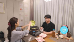 板野友美、夫・高橋奎二選手＆娘との家族団らん初公開 深夜2時まで美容に取り組む姿も【エイジレスボーイズ】