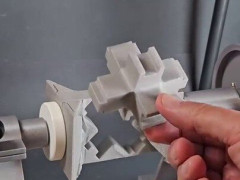 四角い発泡材を機械が階段状に切り刻むと、中から十字形の部品が出てくる「部品の割に捨てる分が多くない？」【海外の反応】