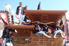 【動画】だんじり祭り､安全なスピードで曲がっても民家に激突。これもう欠陥祭りだろ
