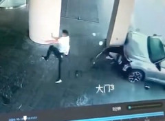 【動画】Uターンに失敗した車が暴走してしまう事故(@_@;)